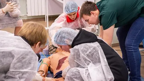 Калининградские школьники прошли в БФУ практический курс по оказанию первой медицинской помощи 