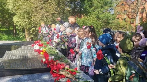 Школьники посетили братскую могилу советских воинов в Ботаническом саду