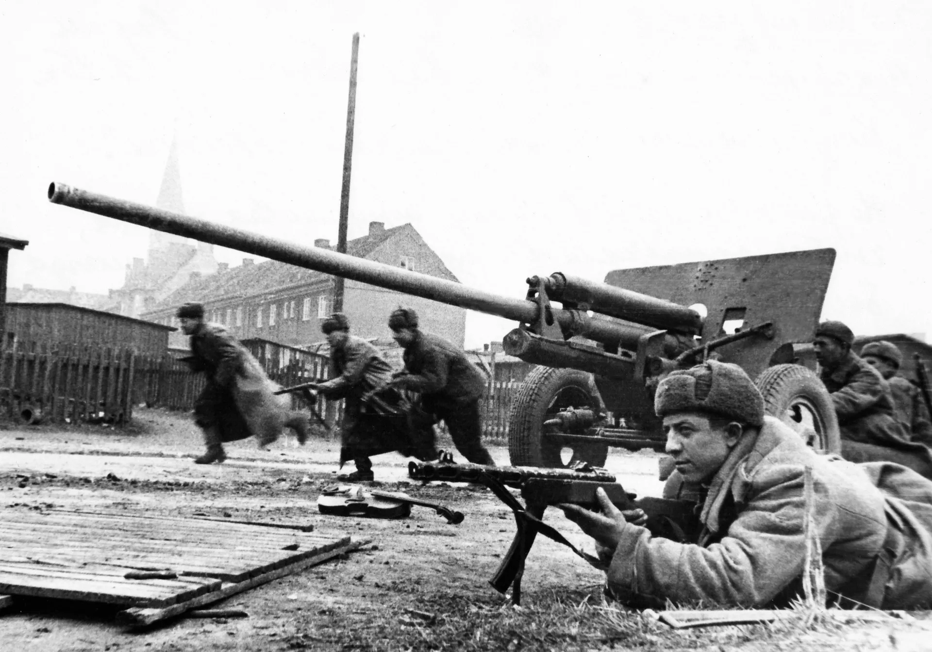 ZiS_2_boi-za-Kenigsberg_1945_author-N_Finikov.jpg