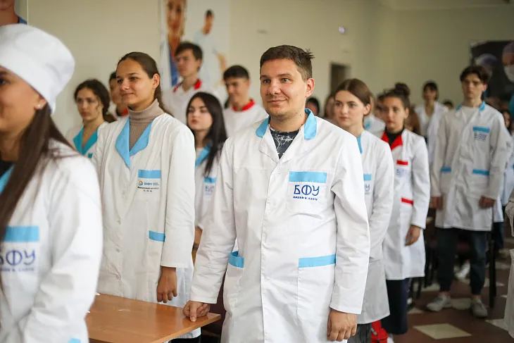 Более 400 студентов Медицинского колледжа БФУ получили белые халаты |  8
