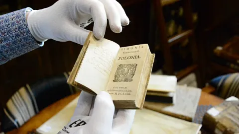 Тайны Валленродской библиотеки: в книгах XVII века до сих пор находят растения, блох… и рыбу