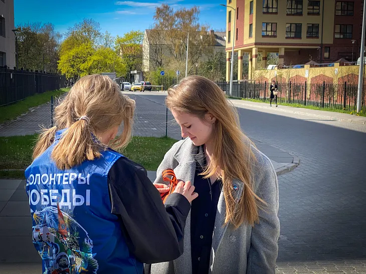 Волонтеры Победы БФУ проводят акцию «Георгиевская ленточка» |  6