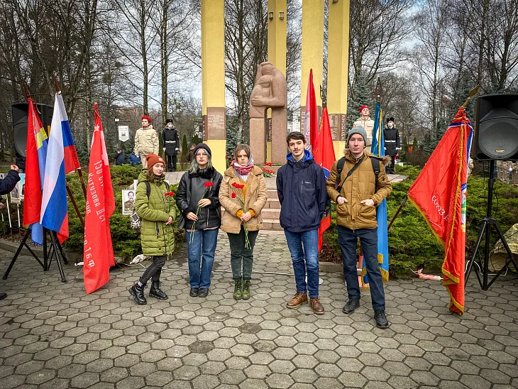 Студенты БФУ возложили цветы в День памяти о россиянах, исполнявших служебный долг за пределами Отечества |  1