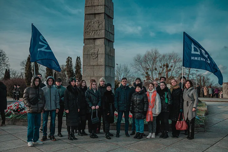 Студенты и сотрудники БФУ возложили цветы к памятнику 1200 гвардейцам |  1