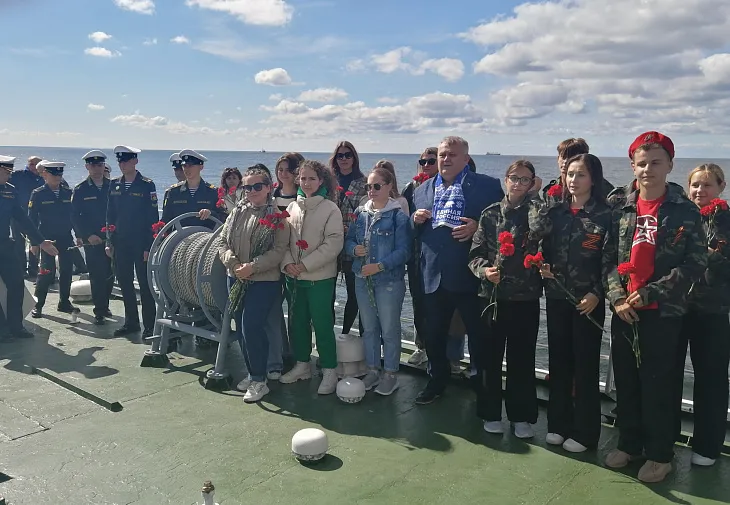Студенты БФУ приняли участие в возложении венка и цветов на воду в память о погибших в водах Балтики моряках  |  3