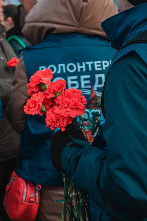 Студенты и сотрудники БФУ возложили цветы к памятнику 1200 гвардейцам |  8