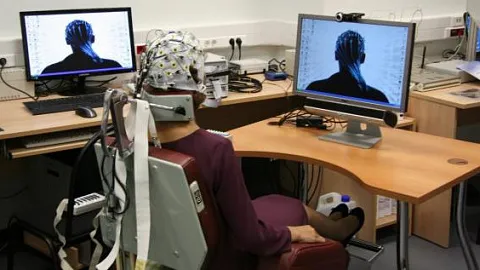 Выпускник Высшей школы живых систем посетил лабораторию мозг-компьютерных интерфейсов