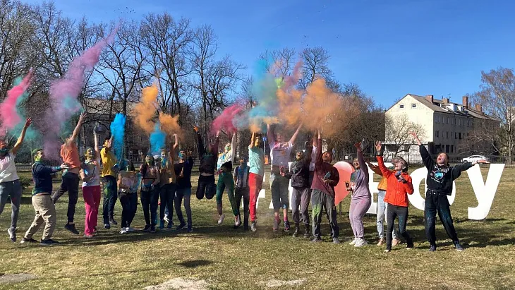 Иностранные студенты приняли участие в фестивале красок Холи |  4