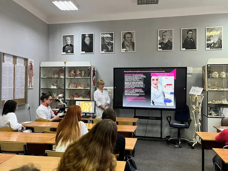 От моделирования зубов до фармации будущего: профориентационные мастер-классы проходят для школьников Калининграда |  8
