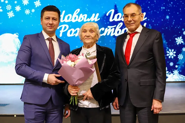 В БФУ им. И. Канта поздравили сотрудников, защитивших докторские и кандидатские диссертации, и ветеранов высшего образования  |  10