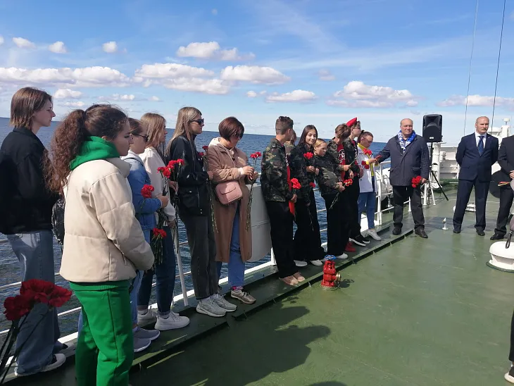 Студенты БФУ приняли участие в возложении венка и цветов на воду в память о погибших в водах Балтики моряках  |  6