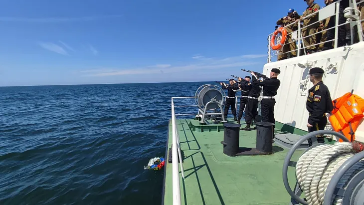 Cтуденты приняли участие в возложении цветов в память о погибших моряках в водах Балтики |  3
