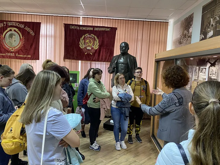 Студенты Медицинского колледжа БФУ посетили музей 11-й гвардейской общевойсковой Краснознаменной армии |  7