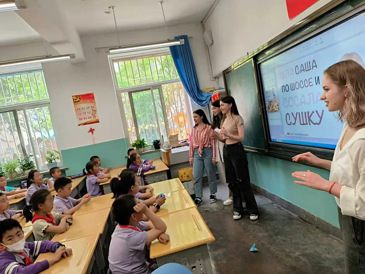 Студентки БФУ провели урок для младшеклассников в КНР |  2