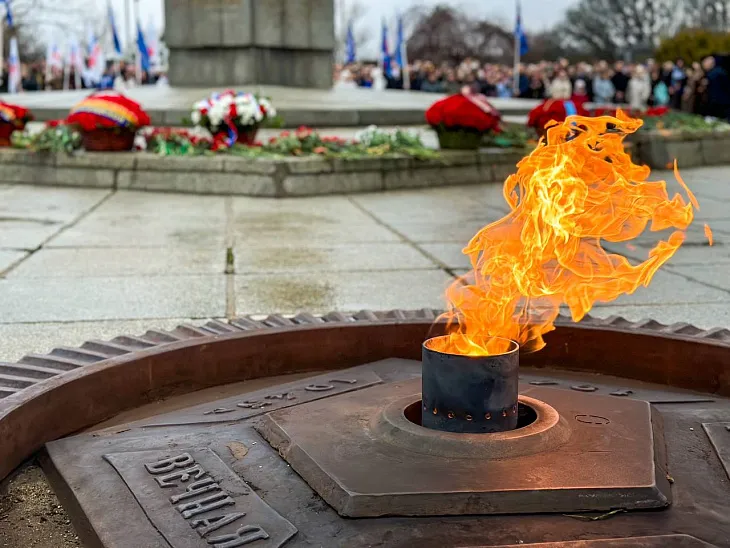 Студенты и сотрудники БФУ почтили память российских солдат  |  7
