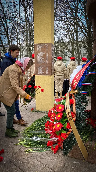Студенты БФУ возложили цветы в День памяти о россиянах, исполнявших служебный долг за пределами Отечества |  5