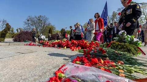 Студенты БФУ им. И. Канта возложили цветы к памятнику 1200 воинам-гвардейцам