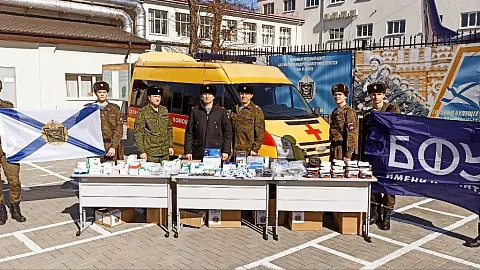 БФУ им. И. Канта передал бригаде морской пехоты машину скорой помощи и медикаменты