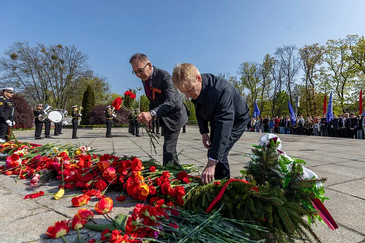 Студенты БФУ им. И. Канта возложили цветы к памятнику 1200 воинам-гвардейцам |  6