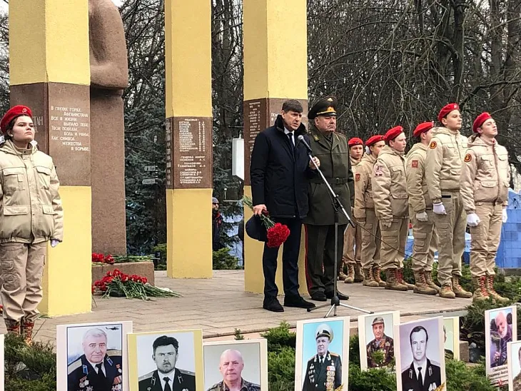 Студенты БФУ возложили цветы в День памяти о россиянах, исполнявших служебный долг за пределами Отечества |  4