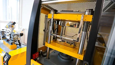 Мини-экструдер и 3D-принтер: для научного центра «Smart Textiles» закупили новое оборудование