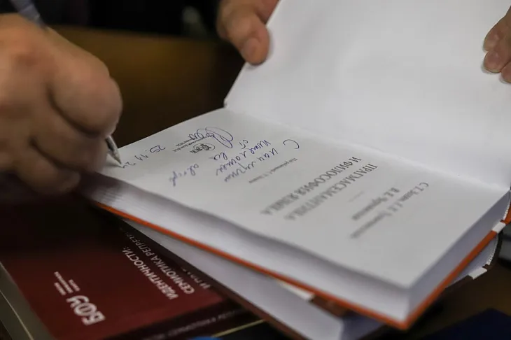 «Новая версия семиотики и семантики»: профессор Сурен Золян презентовал монографии, посвященные философии языка |  2