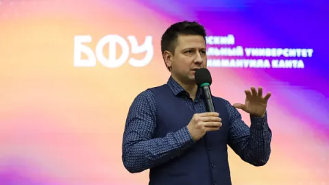 Новогодняя стипендия, переезд в кампус и журнал посещений: Максим Демин провел встречу со студентами вуза