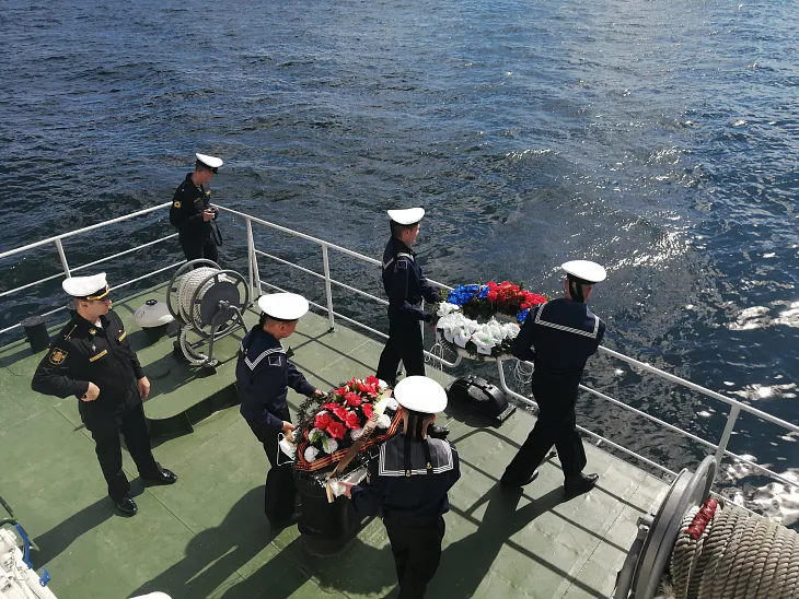 Студенты БФУ приняли участие в возложении венка и цветов на воду в память о погибших в водах Балтики моряках  |  8