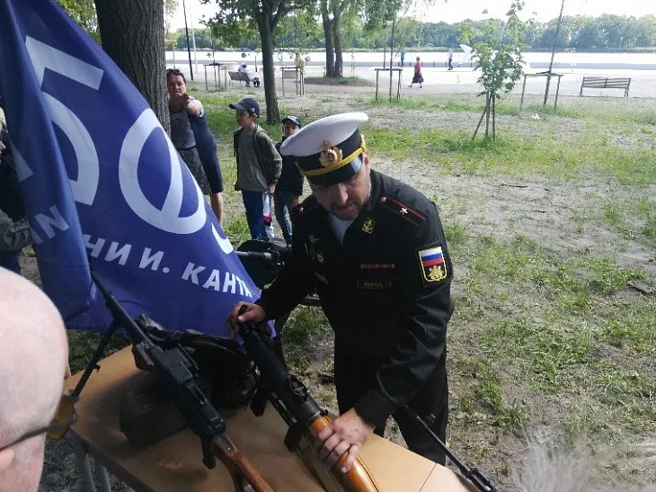 Сотрудники Военного учебного центра организовали выставку оружия в Светлом |  4