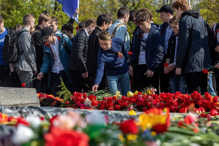 Студенты БФУ им. И. Канта возложили цветы к памятнику 1200 воинам-гвардейцам |  7