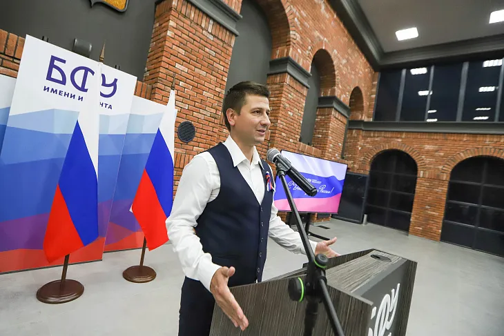 В БФУ им. И. Канта отметили День Государственного флага Российской Федерации  |  1