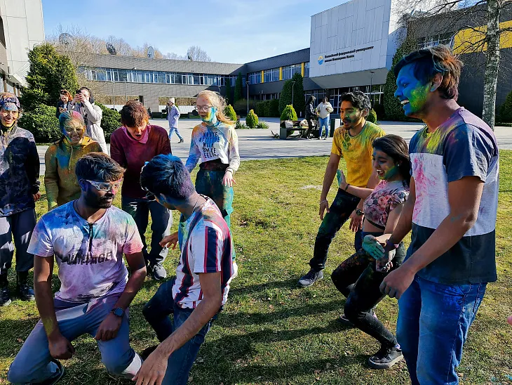 Иностранные студенты приняли участие в фестивале красок Холи |  9