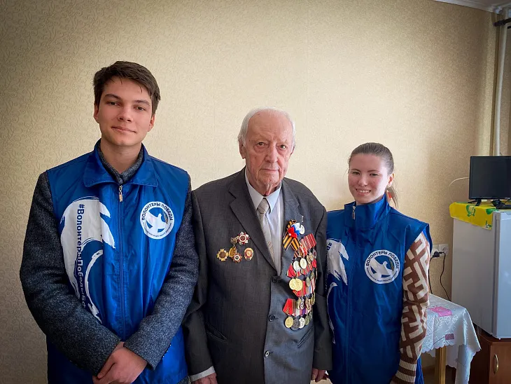 Ректор и студенты БФУ поздравили ветеранов Великой Отечественной войны |  2