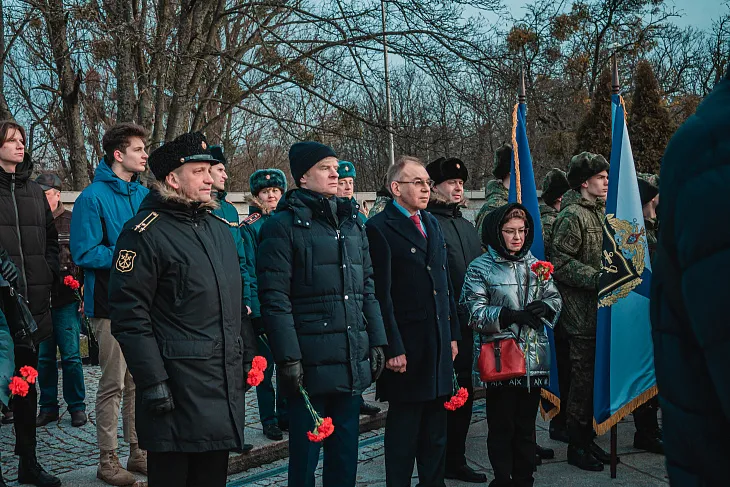 Студенты и сотрудники БФУ возложили цветы к памятнику 1200 гвардейцам |  12