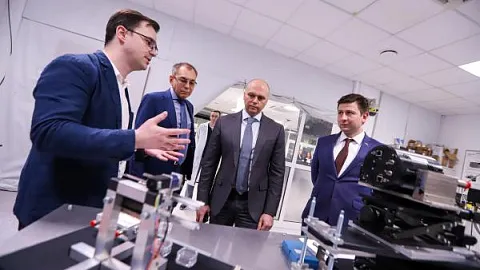 Губернатор Алексей Беспрозванных общается с учеными НТП «Фабрика»: «умный текстиль», алмазы для синхротронов и роботы 