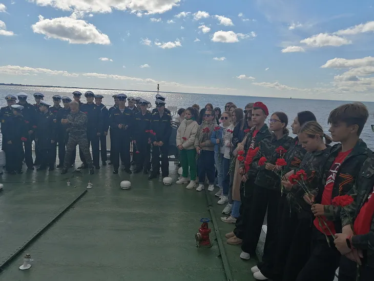 Студенты БФУ приняли участие в возложении венка и цветов на воду в память о погибших в водах Балтики моряках  |  4