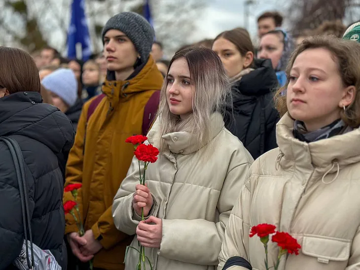 Студенты и сотрудники БФУ почтили память российских солдат  |  8