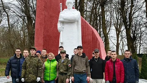 Память о героях: студенты БФУ им. И. Канта ухаживают за мемориальным комплексом в Приморске