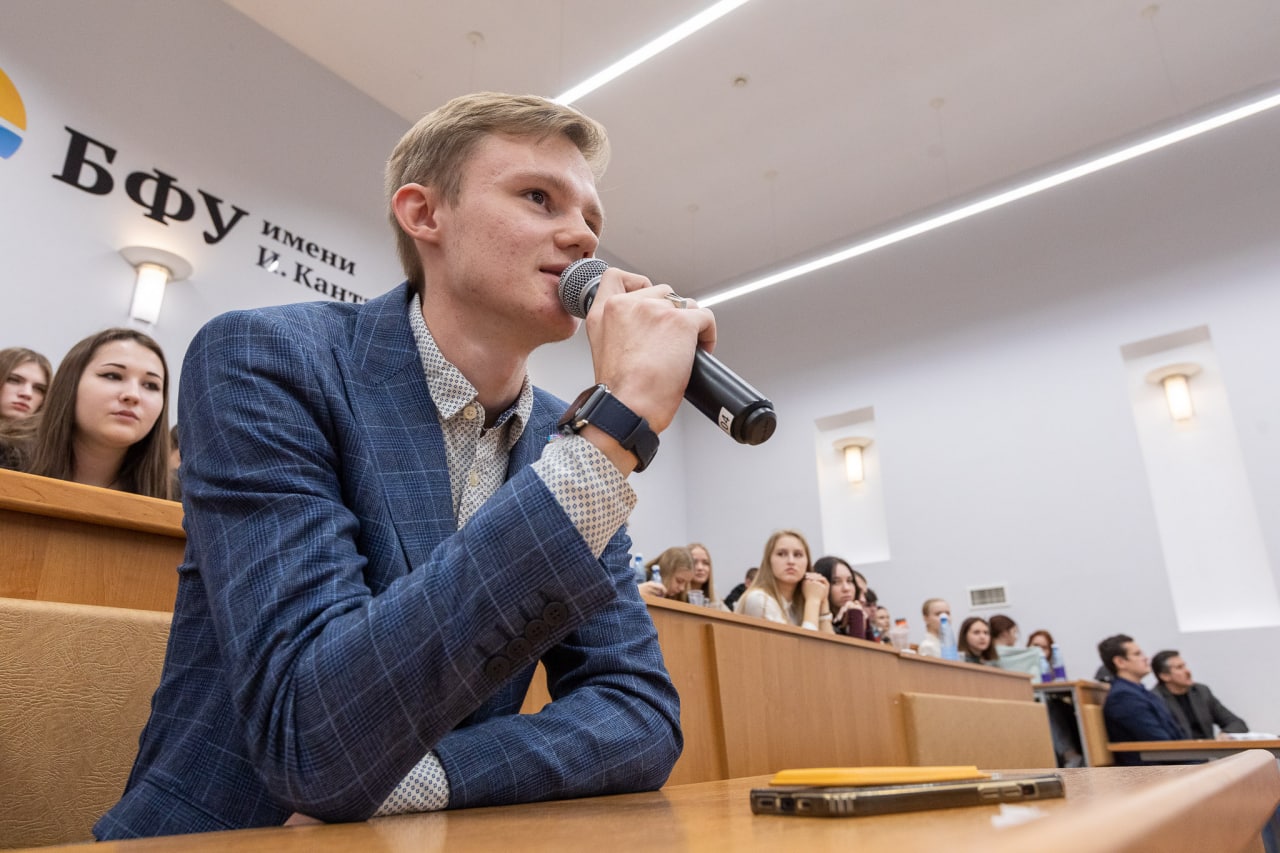 Разговор с сенатором: В БФУ прошла встреча Александра Шендерюка-Жидкова со студентами |  6