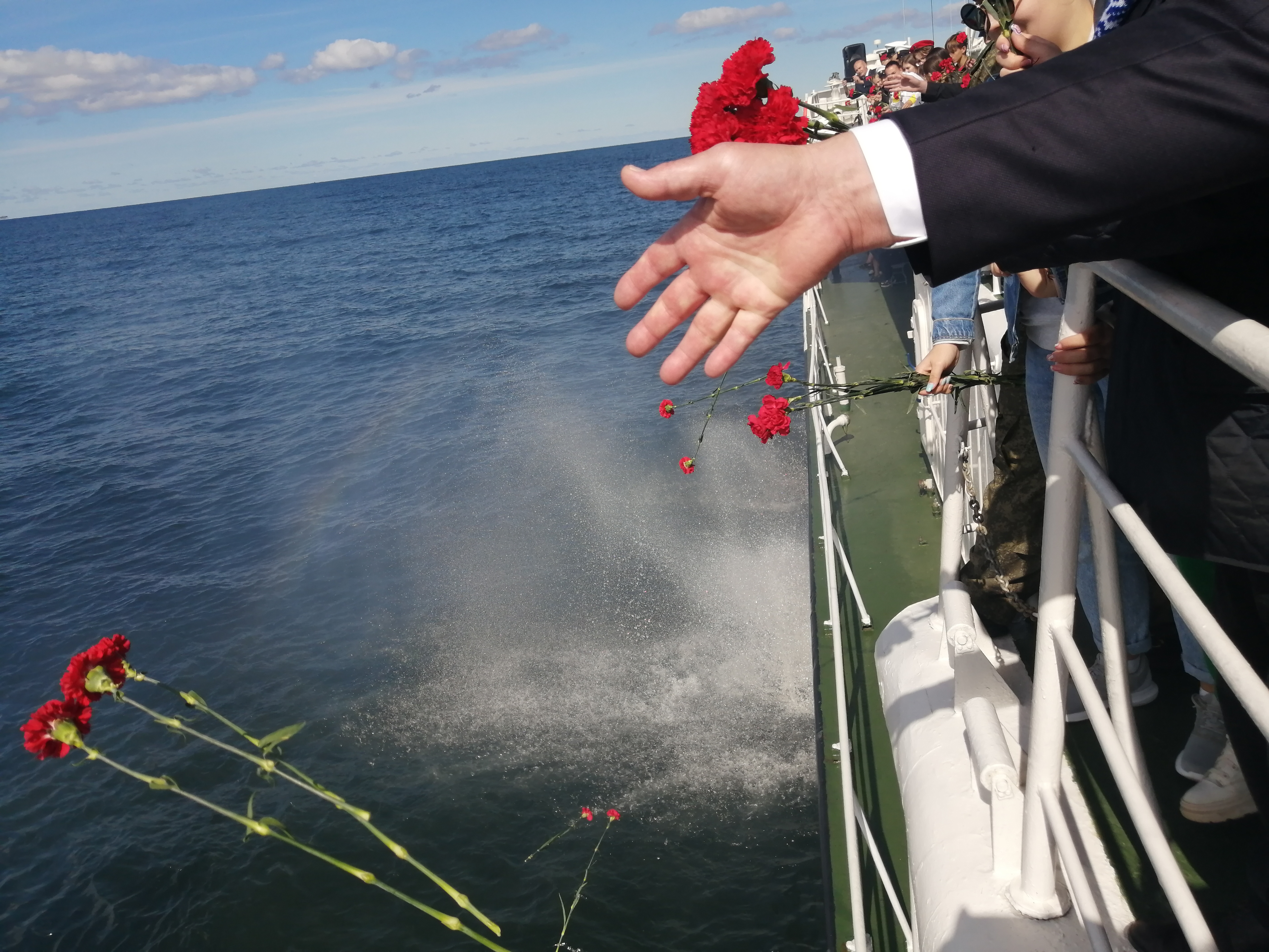Студенты БФУ приняли участие в возложении венка и цветов на воду в память о погибших в водах Балтики моряках  |  1
