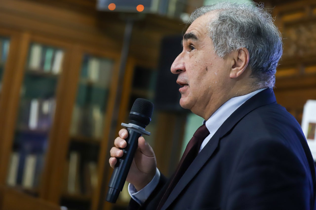 Рисунок 1. Сурен Золян рассказывает о результатах исследования.jpg