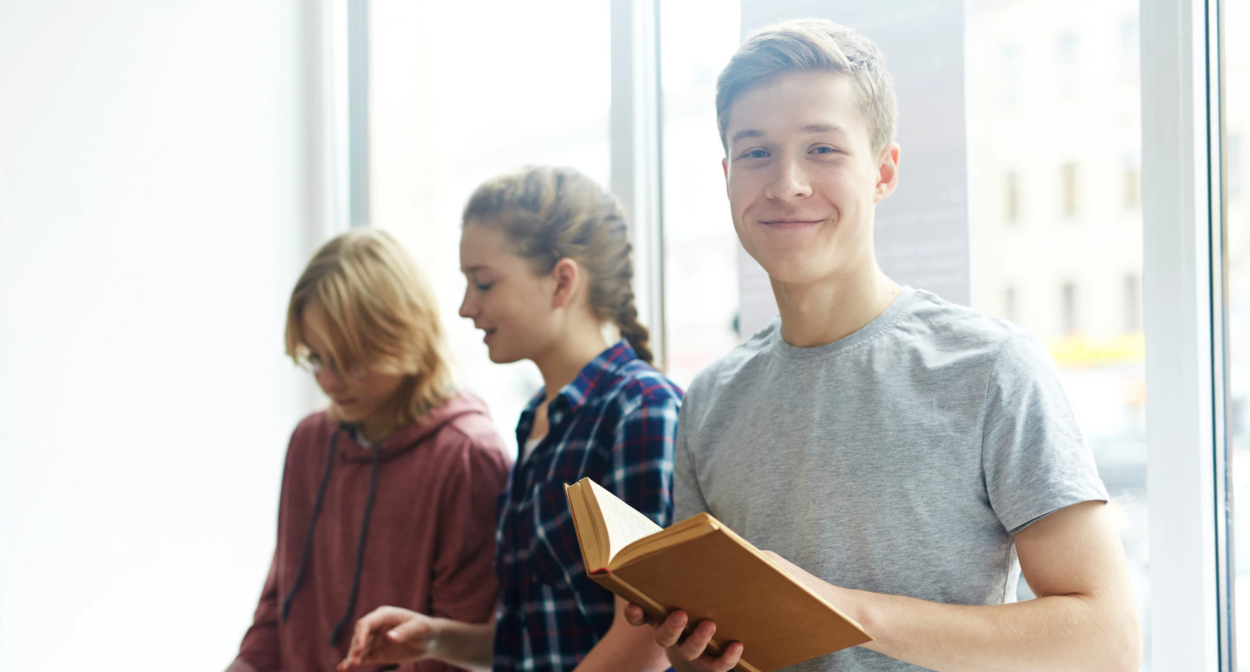 young-readers-at-the-university_1098-14591.jpg.webp