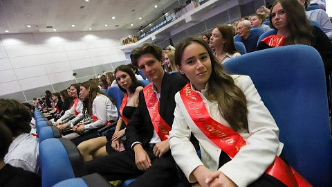 Ректор и&nbsp;руководители подразделений БФУ поздравили выпускников Калининграда