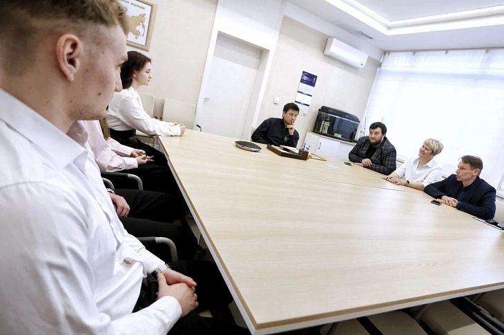 Ректор БФУ Максим Демин вручил благодарности активистам водно-спасательного клуба «Кантиана Акваспас» |  2