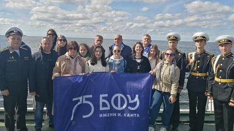 Студенты БФУ приняли участие в возложении венка и цветов на воду в память о погибших в водах Балтики моряках 