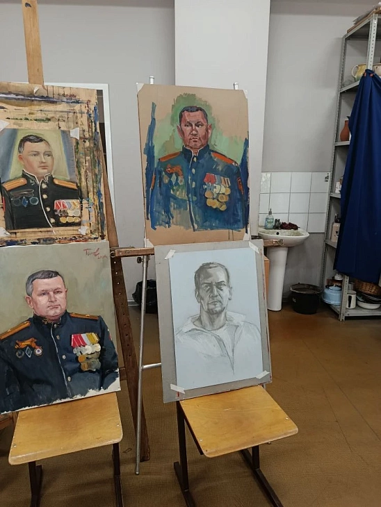 Портреты для&nbsp;героев: художники БФУ рисуют участников боевых действий |  14