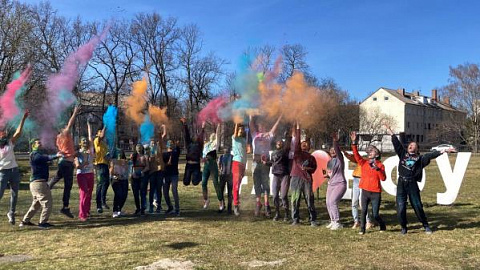 Иностранные студенты приняли участие в фестивале красок Холи