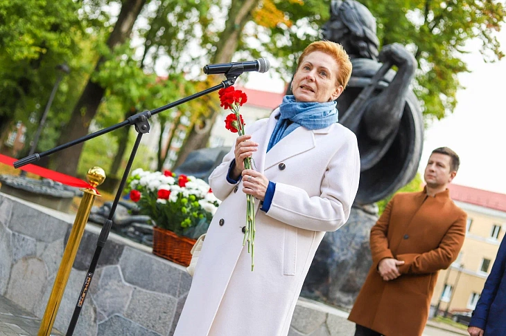 Памятник белорусскому просветителю Франциску Скорине торжественно открыли на территории гуманитарных корпусов БФУ им. И. Канта |  5