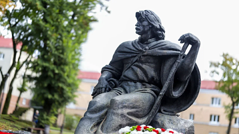 Памятник белорусскому просветителю Франциску Скорине торжественно открыли на территории гуманитарных корпусов БФУ им. И. Канта