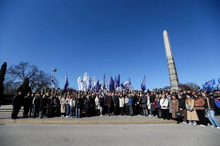 9 апреля студенты и&nbsp;сотрудники БФУ возложили цветы к&nbsp;мемориалу 1200 воинам-гвардейцам |  1